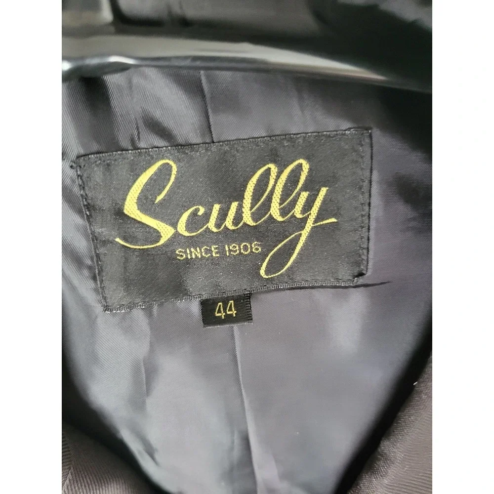 Scully step out